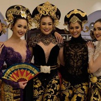 Saat para pemenang utama Puteri Indonesia berpose bersama. Ada Whulandary Herman, Elvira Devinamira, Kezia Warouw, Bunga Jelitha, dan Sonia Fergina. Siapa favorit kamu? (Foto: Instagram/Puteri Indonesia)