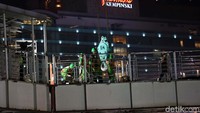 Perobohan JPO sendiri dimulai dengan melubangi lantai jembatan sekitar pukul 20.50 WIB. Nantinya lubang-lubang itu akan dikaitkan dengan bagian di crane untuk kemudian diangkat.