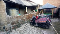 Tembok rumah ambrol tak kuat menahan guncangan gempa. Santri Dpi/Reuters.