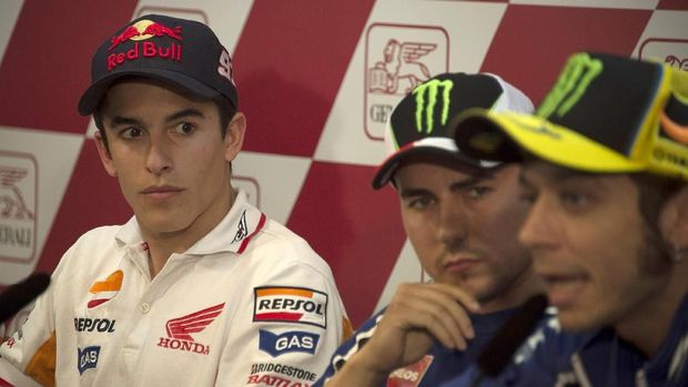 VALENCIA, SPAIN - NOVEMBER 07:  Marc Marquez of Spain and Repsol Honda Team (L) and Jorge Lorenzo (C) of Spain and Yamaha Factory Racing look on as Valentino Rossi of Italy and Yamaha Factory Racing speaks during the press conference pre-event during the MotoGP of Valencia previews at Ricardo Tormo Circuit on November 7, 2013 in Valencia, Spain.  (Photo by Mirco Lazzari gp/Getty Images)