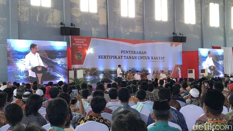 Ditemani TGB, Jokowi Bagikan Sertifikat Tanah untuk Warga Sumbawa Ditemani TGB, Jokowi Bagikan Sertifikat Tanah untuk Warga Sumbawa