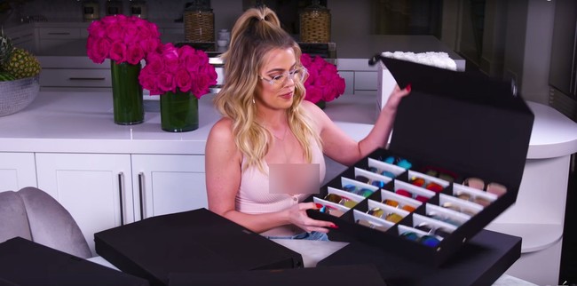 Khloe punya 200 koleksi kacamata. Masing-masing diletakkan dalam kotak hitam yang disesuaikan dengan jenis kacamata dan warnanya. Foto: Dok. Khloe Kardashian