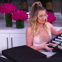 Khloe punya 200 koleksi kacamata. Masing-masing diletakkan dalam kotak hitam yang disesuaikan dengan jenis kacamata dan warnanya. Foto: Dok. Khloe Kardashian