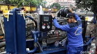 Kementerian PUPPR memiliki cara untuk mengatasi bau tersebut dengan dilakukannya rekayasa aliran air sungai.