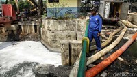 Di samping itu secara paralel juga dilakukan upaya mengalihkan aliran air Kali Item ke Kali Sunter dengan cara dipompa, sehingga mengurangi debit air kotor yang masuk ke kali Sentiong.