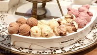 Fondue heaven tulis Dita pada postingan foto ini. Lihat saja es krimnya banyak banget dan bisa disantap sambil dicelup cokelat. Foto: Instagram @cravingds