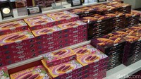 Di Toko Okashi Goten dijual kue tradisional yang sudah berlabel halal. Namanya beni imo tart, yakni kue ubi ungu yang manis khas Okinawa (Masaul/detikTravel)
