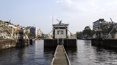Ini Pos Jaga Jembatan atau Kamar Hotel Kekinian?