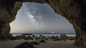 Menikmati galaksi Bima Sakti dari goa yang berada tak jauh dari Los Angeles. Karya Brandon Yoshizawa. Foto: National Maritime Museum
