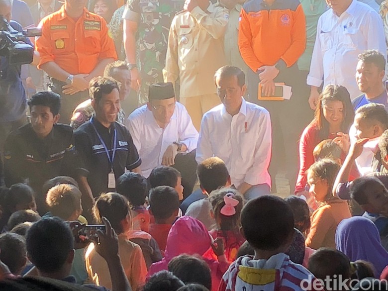 Tiba di Lombok, Jokowi Serahkan Bantuan untuk Korban Gempa Tiba di Lombok, Jokowi Serahkan Bantuan untuk Korban Gempa