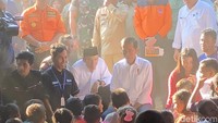 Jokowi memimpin rapat penanganan korban bencana gempa bumi di Nusa Tenggara Barat (NTB) pada Senin (30/7) pagi. (Foto: Ray Jordan/detikcom)
