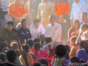 Tinjau Posko Pengungsian Gempa NTB, Jokowi Sampaikan Duka