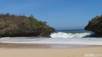 Suasana tenang bisa dirasakan di Pantai Sedahan yang diapit dua tebing karang ini.