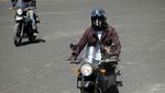 Foto: Aksi Derby Romero Touring Motor Menerabas Bromo