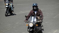 Begini aksi Derby saat menerabas trek berpasir Bromo. Wah, jago juga ya! (dok. Istimewa)