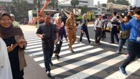 Pemasangan pelican crossing dilakukan untuk menggantikan fungsi jembatan penyeberangan orang (JPO) yang dirobohkan. Anies ingin JPO dirobohkan agar tidak menghalangi pemandangan Patung Selamat Datang. (Fotografer: Muhammad Fida Ul Haq)