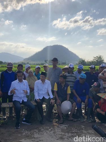 Jokowi dan TGB mendengarkan aspirasi para petani dengan saksama. 
