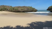 Banyak juga yang menjadikan Pantai Sedahan area kamping  