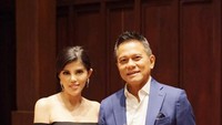Dita ini dekat banget sama ayahnya. Lihat gayanya saat menikmati champagne dengan sang ayah. So sweet. Foto: Instagram @cravingds