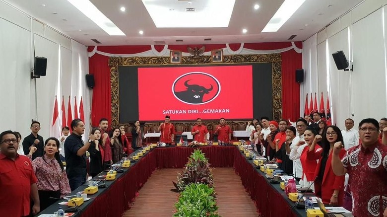 PDIP Bekali Bacaleg Artis, KD Hingga Tina Toon Ikut PDIP Bekali Bacaleg Artis, KD Hingga Tina Toon Ikut