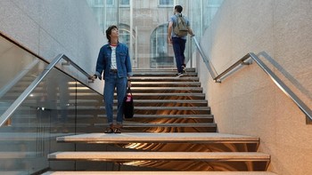 Kami menggabungkan dua elemen mendasar dari Piazza Italia, yakni air dan batu, kemudian menambahkan portal kaca yang menciptakan pengalaman multi-indera ketika pengunjung memasuki toko melalui air mancur yang seperti menyelimuti mereka, kata Jony Ive, Chief Design Officer. Foto: Apple