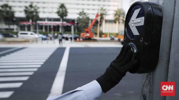 Pelican crossing di Kawasan Bundaran HI, Jakarta, Senin, 30 Juli.