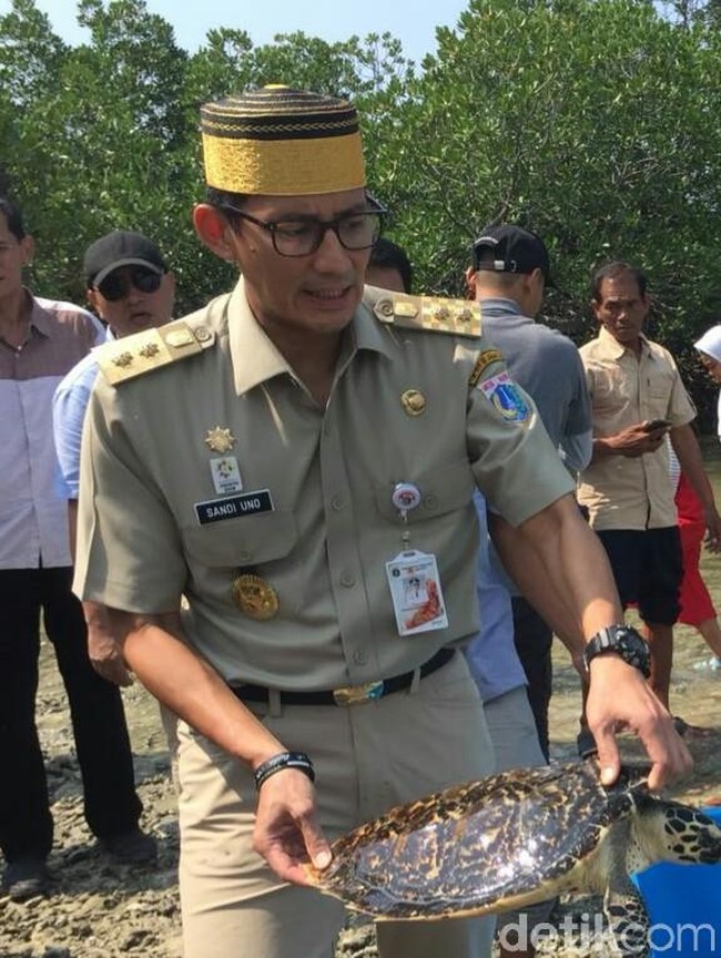 Kalau menurut situs resminya, jam tangan ini dijual seharga US$ 300 atau Rp 4,3 juta. Rangeman dilengkapi fitur antiair, sensor untuk tekanan, temperatur, serta penunjuk arah yang dapat diatur dengan mudah. (Foto: Samsudhuha Wildansyah/detikcom)