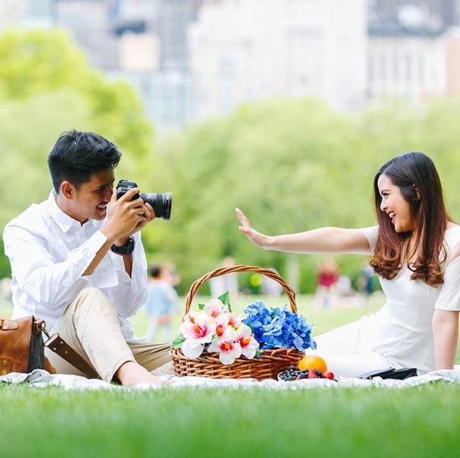 Percintaan mereka sempat berstatus LDR karena Tasya harus melanjutkan kuliah di Negeri Paman Sam. Namun, kisah asmara sejoli ini tetap bertahan. Setelah hampir enam tahun bersama, keduanya resmi bertunangan. (Foto: Instagram/@tasyakamila)