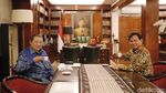 Gaya SBY Nikmati Kopi Hambalang Suguhan Prabowo