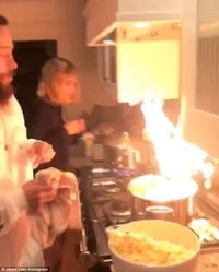 Waduh! Jared Leto Nyaris Terbakar Tangannya Saat Bikin Popcorn
