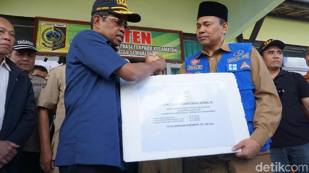  Mensos Idrus Marham menemui korban gempa NTB di posko Lombok Timur, Senin (30/7/2018)