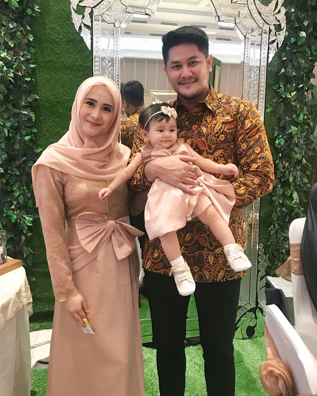 Bagi ibu yang memiliki bayi atau anak balita, sangat penting memilih gaya hijab yang nyaman dan praktis. Mengurangi jarum pentul jadi wajib hukumnya agar aman saat menggendong anak.  Foto: Instagram/Ryana_dea