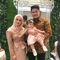 Bagi ibu yang memiliki bayi atau anak balita, sangat penting memilih gaya hijab yang nyaman dan praktis. Mengurangi jarum pentul jadi wajib hukumnya agar aman saat menggendong anak.  Foto: Instagram/Ryana_dea