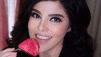 Ubah cara makan kita dan lihat badan kita berubah, kata Dita sambil berpose di depan menu makan siangnya. Setiap hari ternyata Dita mengonsumsi makanan dari katering diet langganannya. Foto: Instagram @cravingds