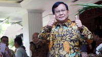 Prabowo mengacungkan kedua jempolnya saat menyambut kedatangan SBY di depan rumahnya.