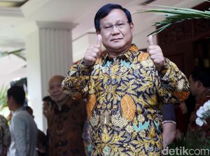 Respons Prabowo soal Pantun Farhat Pilih Jokowi Masuk Surga