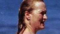 Aktris Hollywood berusia 69 tahun ini sangat menggemari renang. Meryl Streep mengaku masih berenang 3-4 kali seminggu dengan 55 putarin tiap kalinya. Ia juga tak menyukai matahari dan menentang operasi plastik, terlihat dari awet mudanya ya. (Foto: Internet)