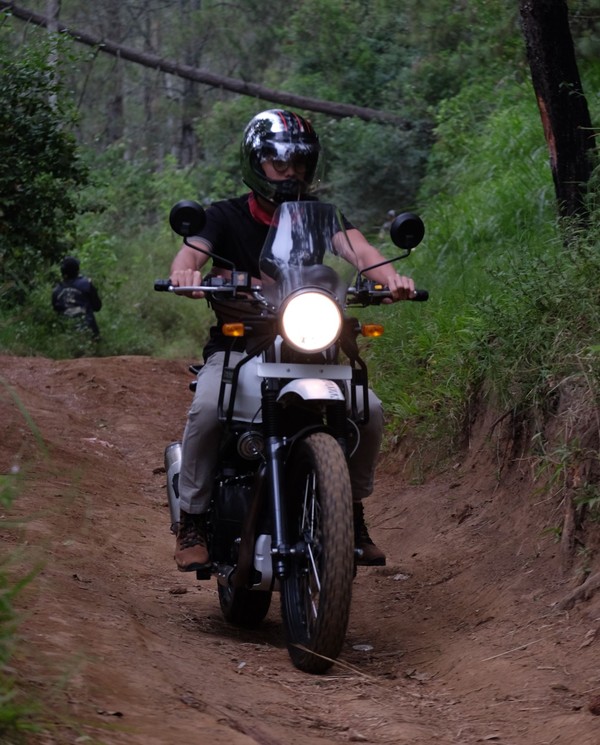 Menempuh perjalanan dari Malang, Dikta dan rombongan melewati rute yang anti mainstream. Rute ini sekaligus untuk menjajal kemampuan motor Royal Enfield Himalayan yang baru diluncurkan. (dok. Istimewa) Menempuh perjalanan dari Malang, Dikta dan rombongan melewati rute yang anti mainstream. Rute ini sekaligus untuk menjajal kemampuan motor Royal Enfield Himalayan yang baru diluncurkan. (dok. Istimewa)