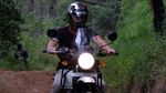 Aksi Si Ganteng Dikta Yovie & Nuno Touring Motor di Bromo