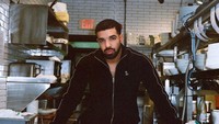 Kira-kira begini tampilan Drake, kalau menjadi seorang chef. Pose kerennya di dapur, lengkap dengan segelas minuman dingin di tangannya. Foto: Instagram @champagnepapi