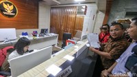 Denny Indrayana selaku pemimpin INTEGRITY (Indrayana for Government, Constitution and Societyt) mengatakan masa jabatan capres-cawapres hanya dua kali periode baik berturut-turut ataupun tidak berturut-turut.