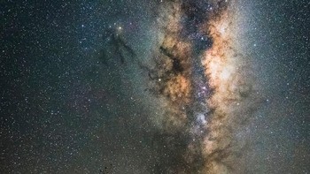 Foto Milky Way dengan foreground mercu suar karya James Stone asal Australia. Foto: National Maritime Museum
