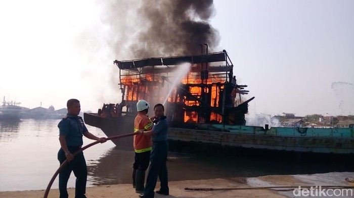 Kapal Pursin Bintang Samudra Terbakar di Pelabuhan Tegal