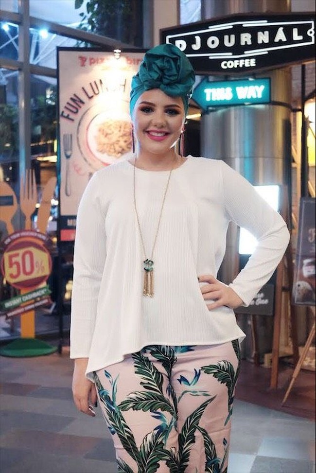 Wanita asal Turki yang tinggal di Singapura ini tampil nyentrik dengan turban. Efsun Ibrahim pun punya bisnis turban berdesain unik. Foto: Silmia Putri/Wolipop