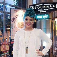 Wanita asal Turki yang tinggal di Singapura ini tampil nyentrik dengan turban. Efsun Ibrahim pun punya bisnis turban berdesain unik. Foto: Silmia Putri/Wolipop