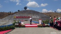 Jokowi mengatakan kunci pembangunan ialah ketersediaan air. Saat ini Indonesia masih tertinggal jauh dari negara-negara luar yang memiliki banyak waduk atau bendungan. (Foto: Ray Jordan/detikcom)