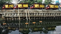 Kementerian Pekerjaan Umum dan Perumahan Rakyat (PUPR) ikut turun tangan membersihkan Kali Sentiong atau dikenal pula Kali Item, di perbatasan Jakarta Utara-Jakarta Pusat, Senin (30/7/2018).