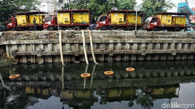 Begini Penampakan Mesin Pompa Penyedot Kali Item