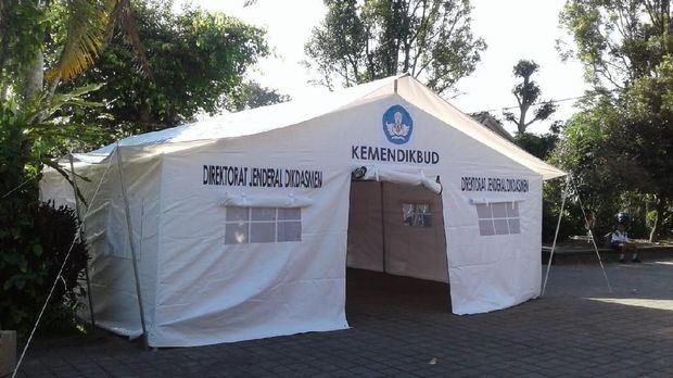 Tenda Kemdikbud yang didirikan sebagai tempat belajar-mengajar sementara. 
