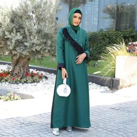 Tak hanya tas, Sondos juga kerap mengenkan busana dari brand mewah seperti Balman dan Burberry. Meski tampil kasual, ia selalu memadukannya dengan hijab beraksen kristal. Foto: Dok. Sondos Al Qattan